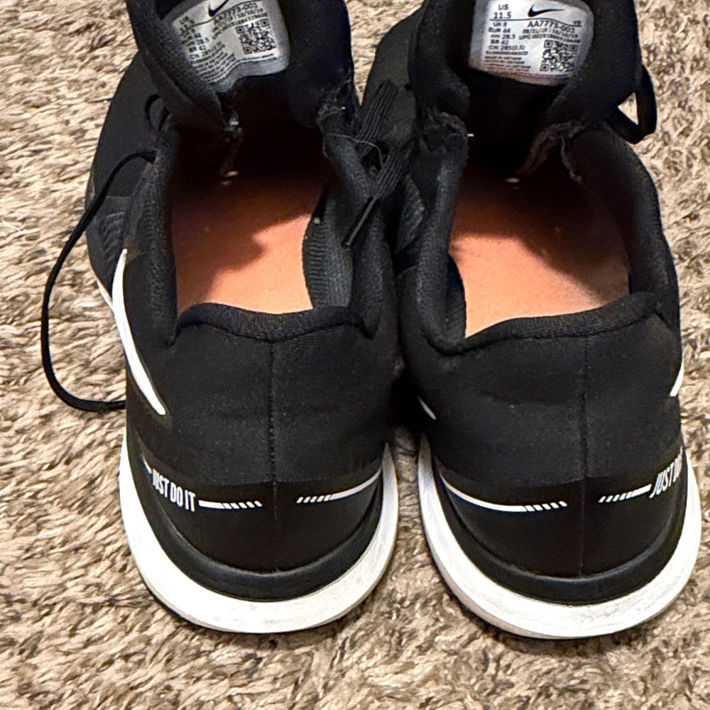 Nike Women’s 11.5 Black and White Athletic Running Shoes - Picture 9 of 9